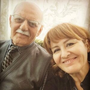 Özlem Türkad Instagram - Babalar hiç ölmeyecekmiş gibidir.. Hep sapasağlam orda, her zamanki koltuğunda oturacakmış gibi.. Bir gün gidiverirler. Hiç istemesiniz ama öyle olur. Bir daha göremeyecek olmak en zor tarafı bu işin. Çok ama çok özlemeyle dolu günler geçerken geçmişten her hatırlanan gülümsetir sizi zamanla. Ama henüz o kısma gelmedik. Geliriz. Zamanla… 
Sizi çok seviyorum babacım! Yattığınız yer nur olsun! İyi ki gelininiz oldum, iyi ki babam oldunuz! Hayatımıza kattığınız her şey için çok teşekkür ederim! Hakkınızı helal edin.. Sizi hiç unutmayacağım!