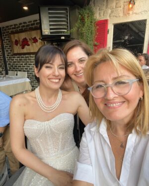 Özlem Türkad Instagram - Dünya güzelim evlendiii, bize de mutlu olmak düştü🌟💍💐🎉🥂🍾🤍🤍🤍🤍🤍🤍🤍