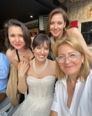 Özlem Türkad Instagram - Dünya güzelim evlendiii, bize de mutlu olmak düştü🌟💍💐🎉🥂🍾🤍🤍🤍🤍🤍🤍🤍