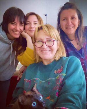 Özlem Türkad Instagram - Benim canım @ahuturkpence dedi ki bugün; ben bizim okulda “arkadaşlık” değil “aile” buldum… Ve insanı daha güvende hissettiren başka bi şey yok😊 Ne doğru! 
Canlarım! İyi ki ve çok şükür 🤍🙏🏼🧿 Papi de buna dahil elbette! Ya ne sandınız🥰😉❤️