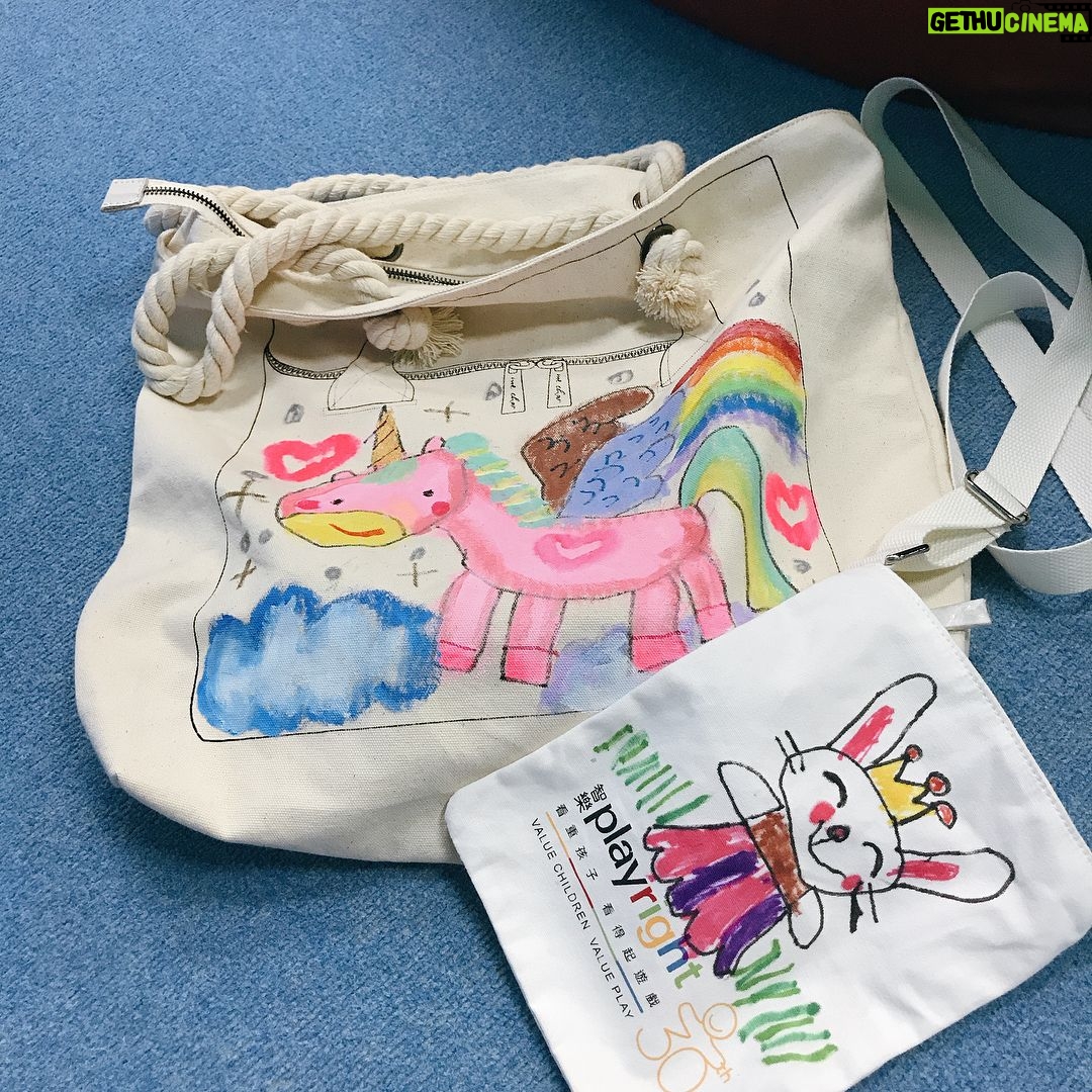 Pace Wu - 2.6K Likes - Hillary畫給我的,將會是我最珍惜的包。MeCharity #CharlovesPlayright #mecharXplayright #智樂 #Playright #MePlay520 #charforcharity 謝謝 #artatkidshk 的老師