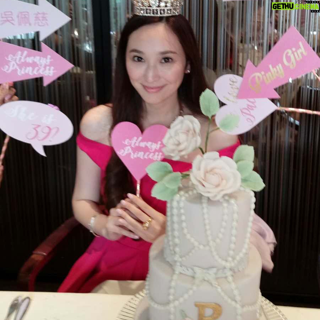 Pace Wu - 2.5K Likes - 謝謝朋友們給我的生日驚喜派對,很感動,愛妳們!💕💓💕💓 #活到39歲有這麼多愛超值 #年齡不是問題 #有愛最重要 #今年生日過了太多次很感謝 #蘋果日報說有楊恭如其實是我朋友Phoebe😆 #謝謝朋友們把我當公主寵 #還給我載皇冠👑 #皇冠ㄧ回家就被Hillary拿走了