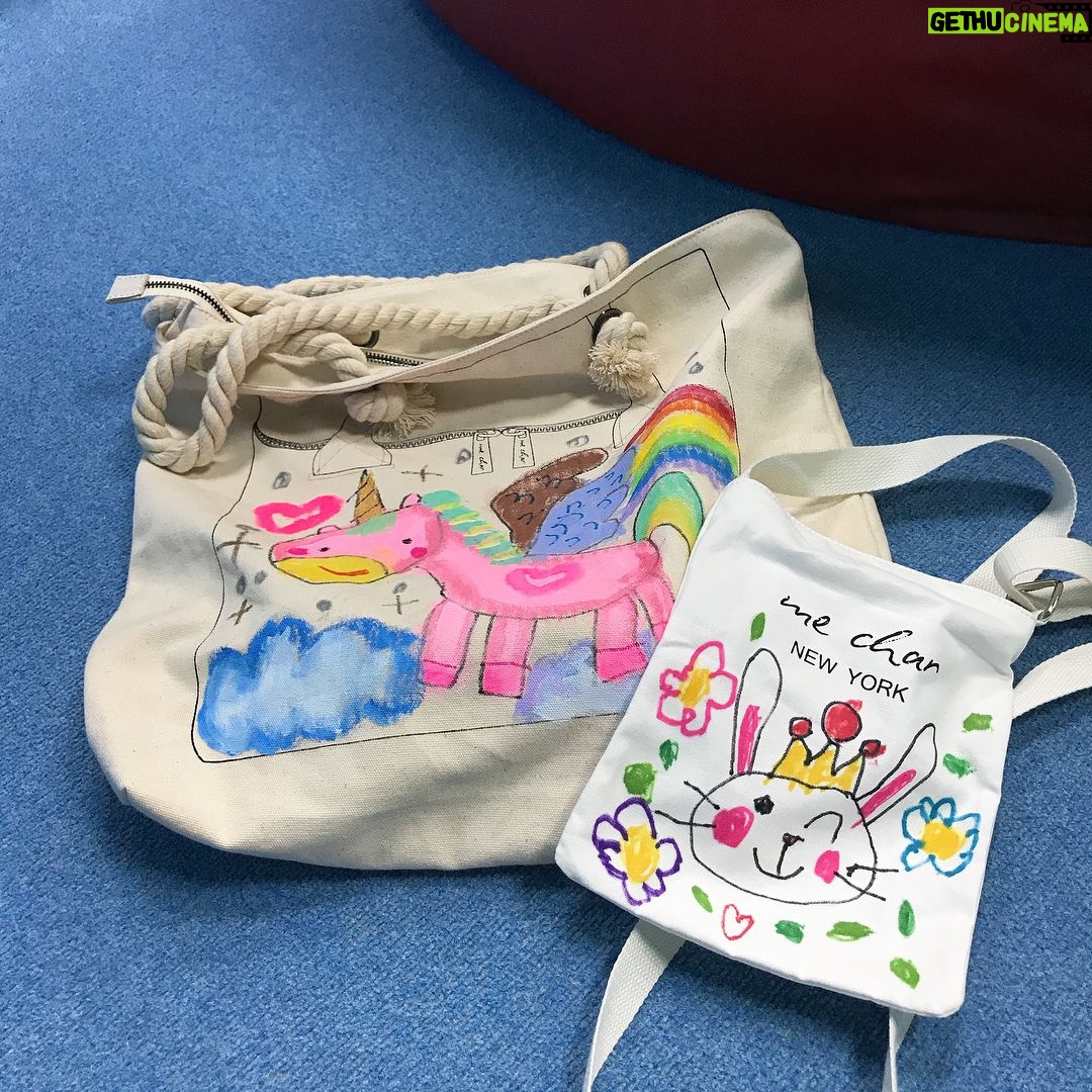 Pace Wu - 2.6K Likes - Hillary畫給我的,將會是我最珍惜的包。MeCharity #CharlovesPlayright #mecharXplayright #智樂 #Playright #MePlay520 #charforcharity 謝謝 #artatkidshk 的老師