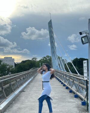 Padeni Kumar Instagram - I should have posed better🤪 Out of poses pose😅
.
.
#pose #fun #portrait #curly #bridge #nomakeup #passion #trend