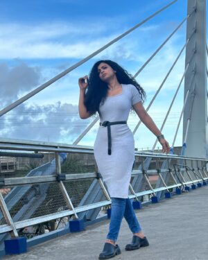 Padeni Kumar Instagram - I should have posed better🤪 Out of poses pose😅
.
.
#pose #fun #portrait #curly #bridge #nomakeup #passion #trend