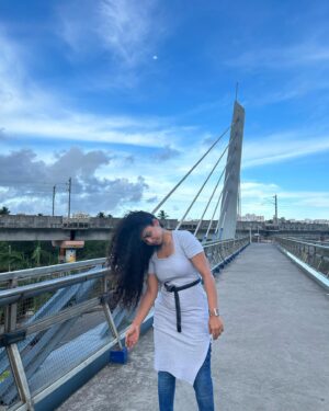 Padeni Kumar Instagram - I should have posed better🤪 Out of poses pose😅
.
.
#pose #fun #portrait #curly #bridge #nomakeup #passion #trend