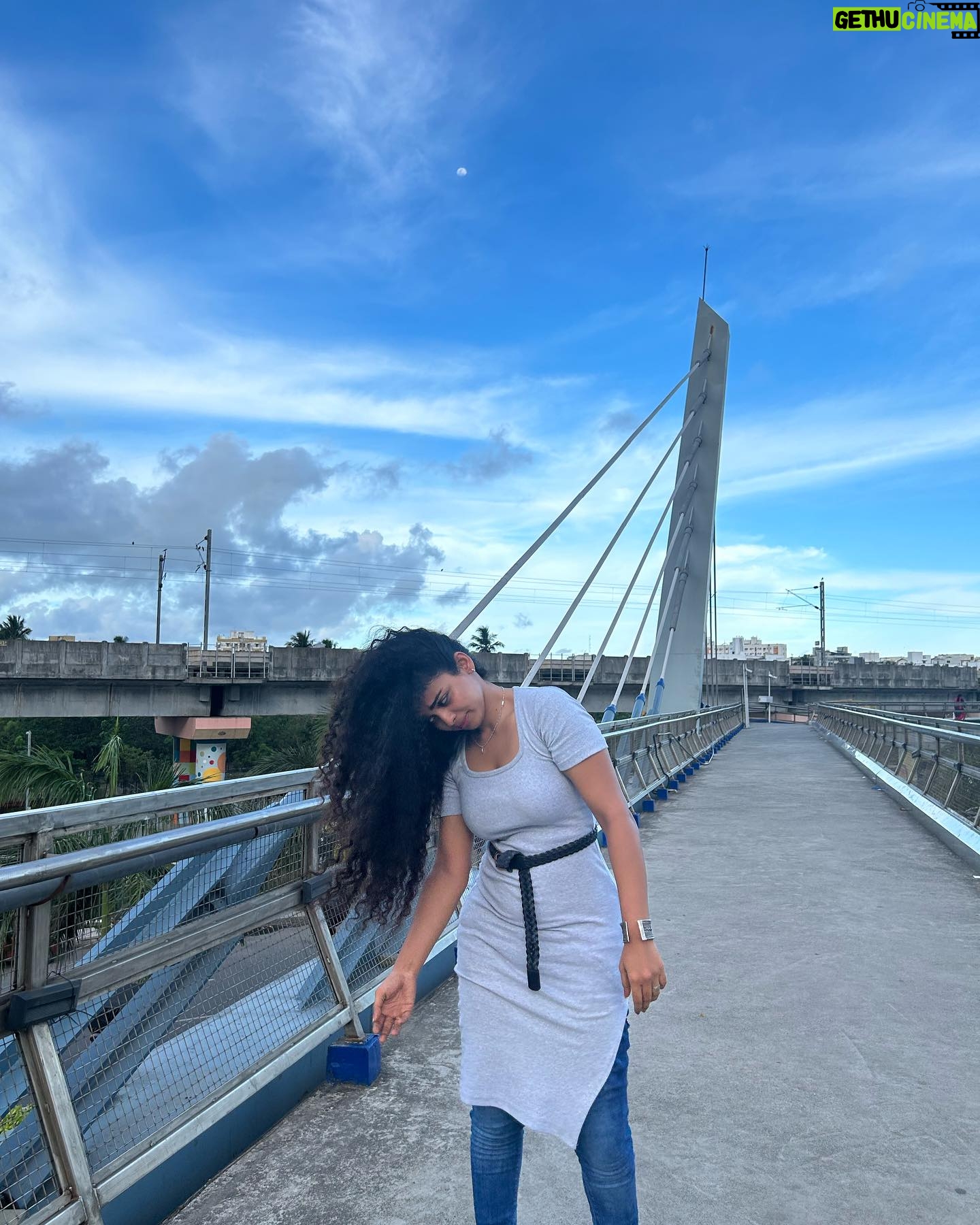 Padeni Kumar - 41.8K Likes - I should have posed better🤪 Out of poses pose😅
.
.
#pose #fun #portrait #curly #bridge #nomakeup #passion #trend