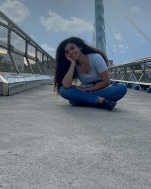 Padeni Kumar Instagram - I should have posed better🤪 Out of poses pose😅
.
.
#pose #fun #portrait #curly #bridge #nomakeup #passion #trend