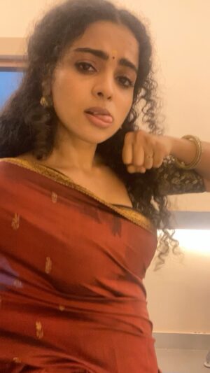 Padeni Kumar Instagram - This song always has a place in my heart😍
.
.
#saree #traditional #photography #shooting #break #fun #curly #padinekumar