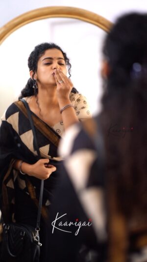 Padeni Kumar Instagram - Mudhalaam paarvaiyilae manadhai eerpaalae❤️
.
VC: @p2click.in 
.
#traditional #saree #love #passion #black #curly #photooftheday #video