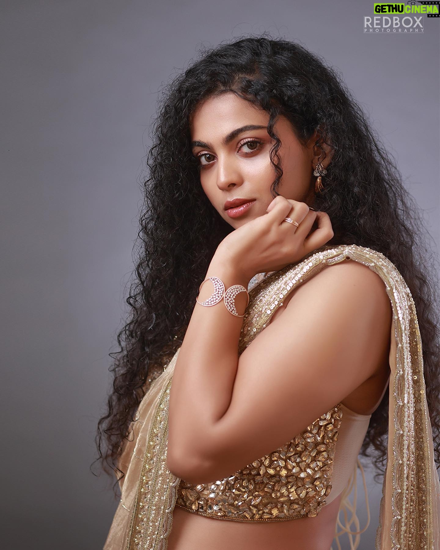 Padeni Kumar - 59.1K Likes - Rise high like no one can reach you 🔥
.
Makeover : @makeupandhairbyrehana
Wearing : @fatiz_official
Jewelry : @jjjewellerymart
Shot by : @redboxphotography
Concept & Styling : @makeoverbyimti
.
#portraits #photography #cinema #padinekumar #curly #love #eyes #makeup