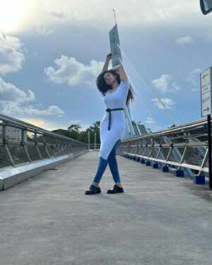 Padeni Kumar Instagram - I should have posed better🤪 Out of poses pose😅
.
.
#pose #fun #portrait #curly #bridge #nomakeup #passion #trend
