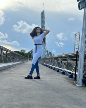 Padeni Kumar Instagram - I should have posed better🤪 Out of poses pose😅
.
.
#pose #fun #portrait #curly #bridge #nomakeup #passion #trend