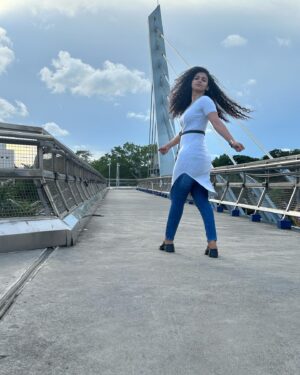Padeni Kumar Instagram - I should have posed better🤪 Out of poses pose😅
.
.
#pose #fun #portrait #curly #bridge #nomakeup #passion #trend