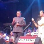 Padmini Kolhapure Instagram - What a magical evening 🥰 with magical songs ! What better way to celebrate #latamangeshkar birth anniversary year ! With versatile.. God gifted @sudeshbhosaleofficial #souten #falishaentertainment 👏👏👏 Thank you everyone for making this a grand success 🙏