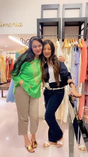 Padmini Kolhapure Instagram - Fan moment singing my favourite song with the gorgeous diva herself @padminikolhapure … Nostalgic💕🧿😍 #myARTismysoul #amybillimoriahouseofdesign