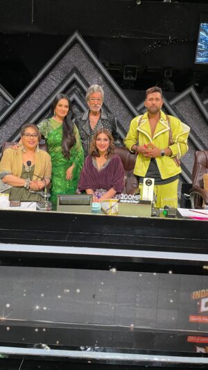 Padmini Kolhapure Instagram - Dekhiye #IndiasBestDancer aaj raat 8 baje, sirf #SonyEntertainmentTelevision par. 
@shaktikapoor 
@iamsonalibendre 
@terence_here 
#geetakapoorofficial 

@sonytvofficial