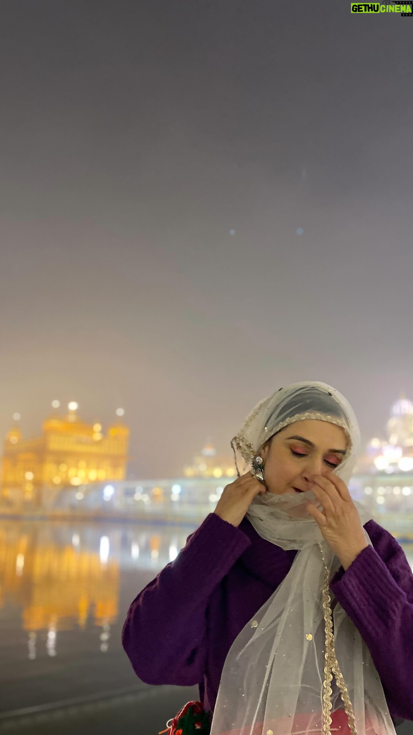 Padmini Kolhapure Instagram - Waheguru 🙏🙏🙏 my soul just bathed in the light emanated at #goldentemple 🙇♀️ let us live in peace and make this world a better place for our future generations #happynewyear