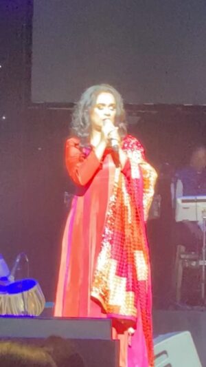 Padmini Kolhapure Instagram - Tooooo much love ❤️ ❤️❤️
At #laxmikantpyarelalliveinconcert 
#zeenataman #ratiagnihotri 
#sudeshbhosle #kavitakrishnamurthy #amitkumarganguly #sadhnasargam #priyankamitra #siddharth
@prriahaiderproductions