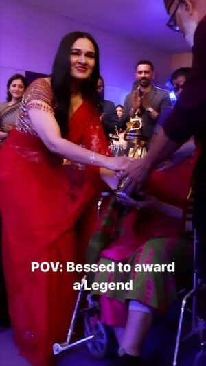 Padmini Kolhapure Instagram - Great show @criticschoiceindia awards 
Legend Usha Khanna ji
Congratulations Winners 👏👏👏 well deserved 
Well done Nominees 👏👏👏

Thank you @padmasitaa outfit courtesy
