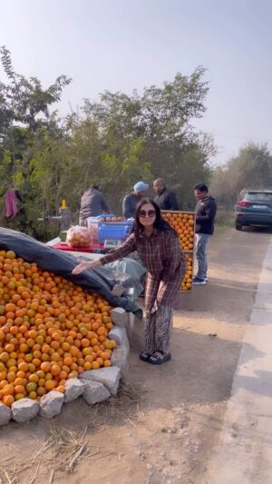 Padmini Kolhapure Instagram - Saundhi Saundhi thand Saundhi Saundhi Khushbu.. ye hai Punjab 💕 
I actually became Lutt Putt seeing soohhh many oranges 🫣 
There were Langars on route from #chandigarh to #amritsar 🙏🙏🙏 so much Sewa Bhav 🙇‍♀️