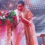 Padmini Kolhapure Instagram - The one and only .. legend..evergreen.. @asha.bhosle receiving the Maharashtra Bhushan award 👏👏👏👏👏👏👏👏👏 @cmomaharashtra_ @mieknathshinde @devendra_fadnavis @sudhir.mungantiwar