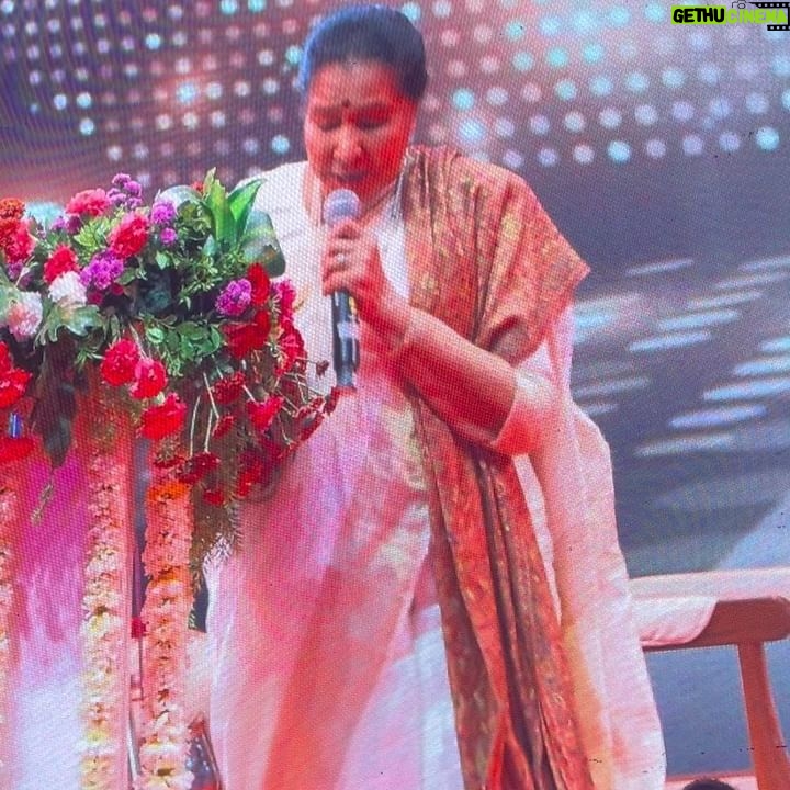 Padmini Kolhapure Instagram - The one and only .. legend..evergreen.. @asha.bhosle receiving the Maharashtra Bhushan award 👏👏👏👏👏👏👏👏👏 @cmomaharashtra_ @mieknathshinde @devendra_fadnavis @sudhir.mungantiwar