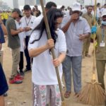 Padmini Kolhapure Instagram - Today was that day ! Went to take part in the cleanliness drive at Girgaon Chowpatty after going there all my childhood years for Ganpati Visarjan year after year after year since childhood .. Now was payback time to Mother Earth . As a child not realising what we were going to face in the future ! It’s never too late with a population of 130 Crore , that’s 260 crore hands we should be able to achieve the vision of our Honorable Prime Minister Shri Narendra Modi ji 🙏 @narendramodi @mieknathshinde @subodhbhave #dilipvengsarkar