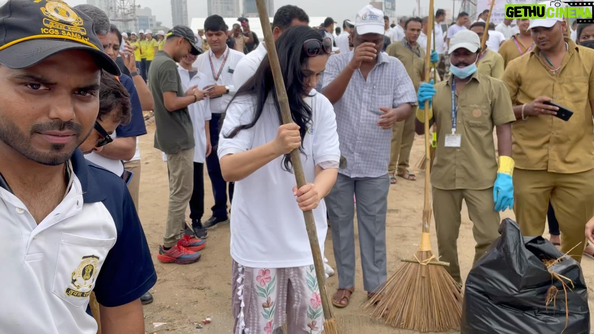 Padmini Kolhapure Instagram - Today was that day ! Went to take part in the cleanliness drive at Girgaon Chowpatty after going there all my childhood years for Ganpati Visarjan year after year after year since childhood .. Now was payback time to Mother Earth . As a child not realising what we were going to face in the future ! It’s never too late with a population of 130 Crore , that’s 260 crore hands we should be able to achieve the vision of our Honorable Prime Minister Shri Narendra Modi ji 🙏 @narendramodi @mieknathshinde @subodhbhave #dilipvengsarkar