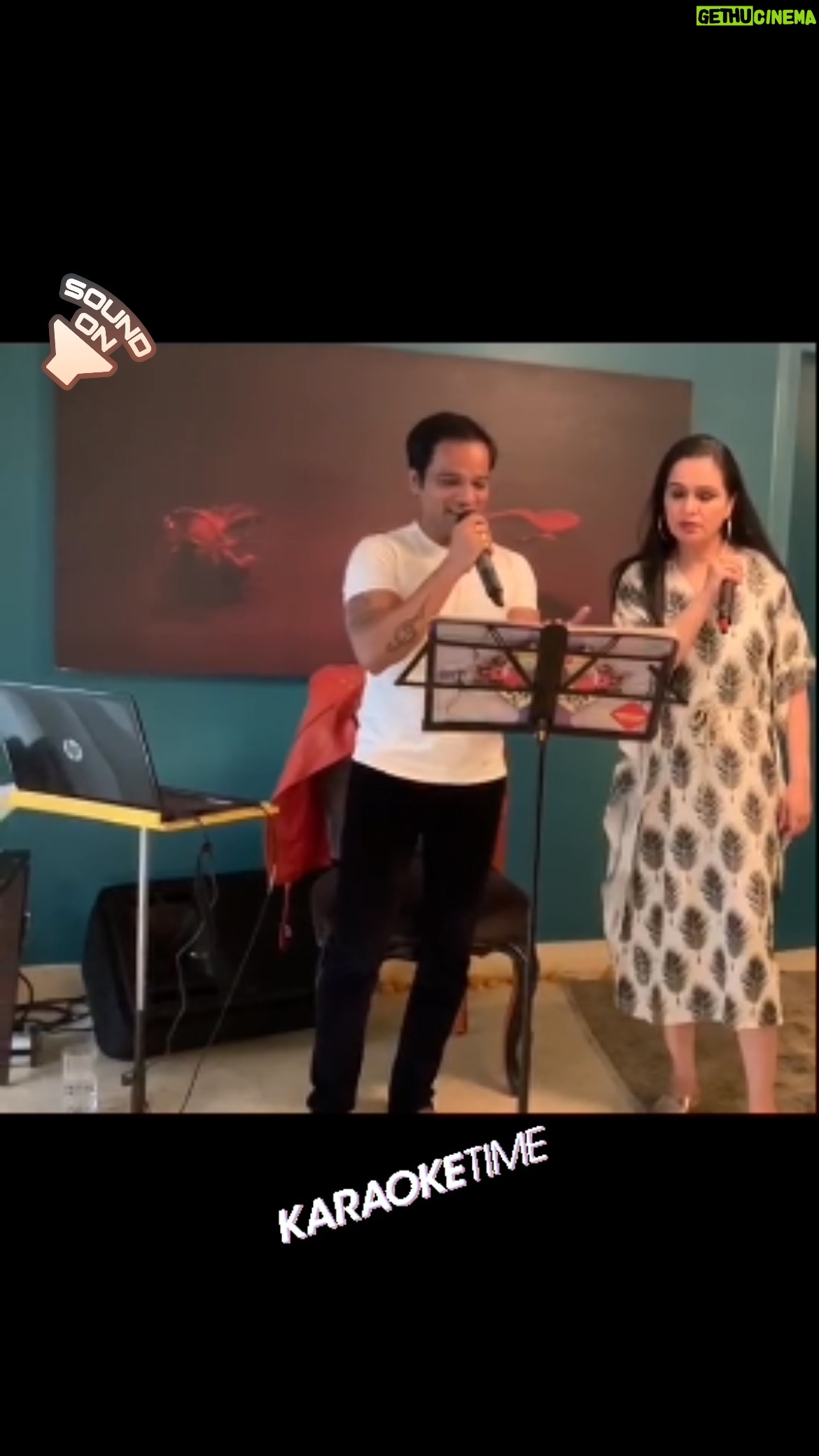 Padmini Kolhapure Instagram - Thank you for this video @beetlebee Fun afternoon #nishasagar #throwback Happy in a @payalsinghal #kareoke