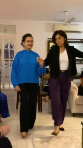 Padmini Kolhapure Instagram - Tripping on #natunatu with my favourite #neetukapoor step by step will get there soon 😉 #instareels fun fun fun