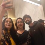 Padmini Kolhapure Instagram - Oh I love my selfies ☺️ So happy to see so much love for Jackie and Tiger 😍 All the best @tigerjackieshroff for #ganapath 🤗 In frame @dreamgirlhemamalini @apnabhidu @madhuridixitnene @drneneofficial @priyaankksharma