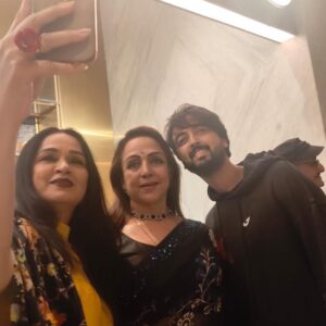 Padmini Kolhapure Instagram - Oh I love my selfies ☺️ 
So happy to see so much love for Jackie and Tiger 😍 
All the best @tigerjackieshroff for #ganapath 🤗
In frame 
@dreamgirlhemamalini 
@apnabhidu 
@madhuridixitnene 
@drneneofficial 
@priyaankksharma