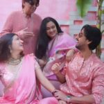 Padmini Kolhapure Instagram – It’s Nauvari season 🥳
#shazasharmagayi
@shazamorani @priyaankksharma
@pradeepjpsharma #karimmorani
@tejukolhapure @zoamorani #zahramorani #shivangikapoor @siddhanthkapoor @vedika3.0