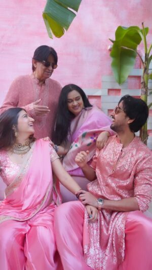 Padmini Kolhapure Instagram - It’s Nauvari season 🥳
#shazasharmagayi 
@shazamorani @priyaankksharma 
@pradeepjpsharma #karimmorani 
@tejukolhapure @zoamorani #zahramorani #shivangikapoor @siddhanthkapoor @vedika3.0
