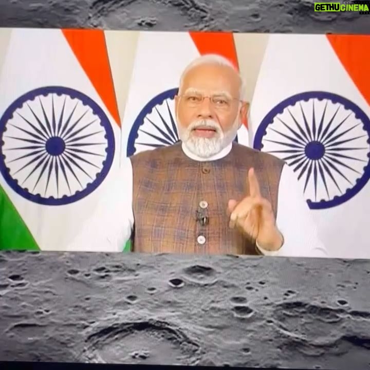 Padmini Kolhapure Instagram - Watching live CHANDRAYAAN πππSuch a momentous day in the lives of every #indian ! #proudtobeindian Today every Indian must be feeling #overthemoon π #isro πππ #chandrayaan #bharatmatakijai @isro.in