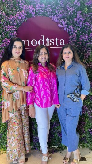 Padmini Kolhapure Instagram - Excited to be here in #ahmedabad for @modistadxb @padmasitaa 
#padmasitaa