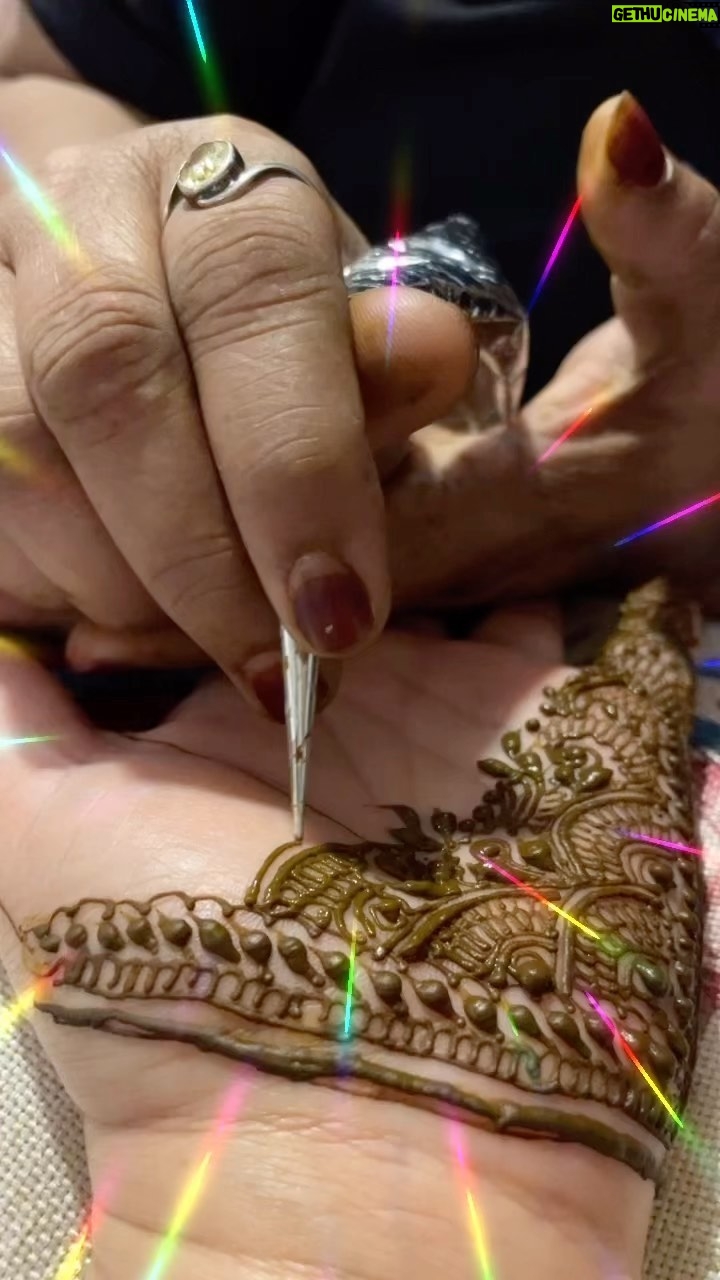 Padmini Kolhapure Instagram - Mehndi by @asma.sayed.526_ @tejukolhapure missed you @shazamorani see you tomorrow @kapoor.sunita 🤗 #happykarwachauth to all you lovely ladies in advance @pradeepjpsharma #padmasitaa