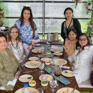 Padmini Kolhapure Instagram - Just enjoying nature and having fun with friends💯❤️
@poonam_dhillon_ @rekhasinghal1 (birthday girl) @sartajpashanoorani