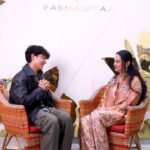 Padmini Kolhapure Instagram - Feel so blessed to share space with the legend herself !! ❤️❤️ #ThapaKaDhamaka @dhamakatalent @padmasitaa @padminikolhapure @metaindia #ReelsOriginals #Dhamakatalents