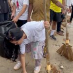 Padmini Kolhapure Instagram - Today was that day ! Went to take part in the cleanliness drive at Girgaon Chowpatty after going there all my childhood years for Ganpati Visarjan year after year after year since childhood .. Now was payback time to Mother Earth . As a child not realising what we were going to face in the future ! It’s never too late with a population of 130 Crore , that’s 260 crore hands we should be able to achieve the vision of our Honorable Prime Minister Shri Narendra Modi ji 🙏 @narendramodi @mieknathshinde @subodhbhave #dilipvengsarkar