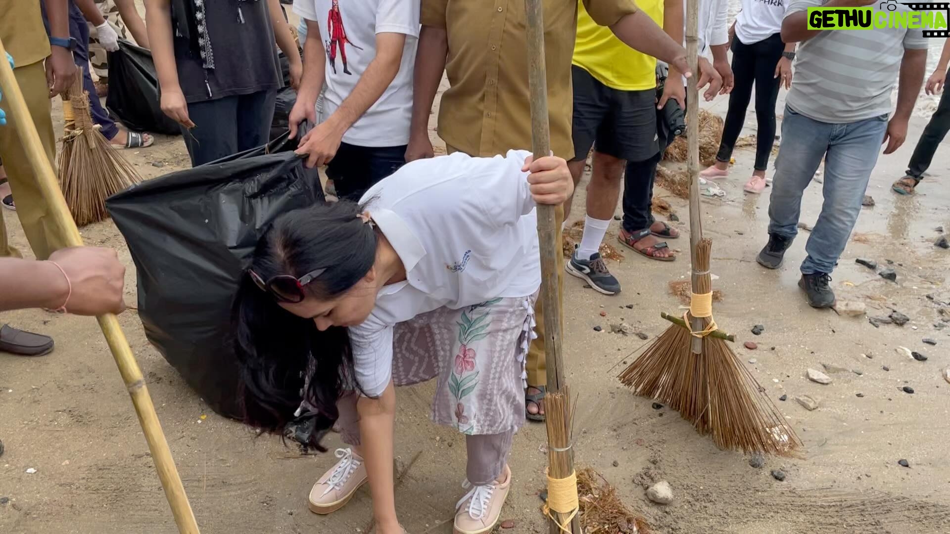 Padmini Kolhapure Instagram - Today was that day ! Went to take part in the cleanliness drive at Girgaon Chowpatty after going there all my childhood years for Ganpati Visarjan year after year after year since childhood .. Now was payback time to Mother Earth . As a child not realising what we were going to face in the future ! It’s never too late with a population of 130 Crore , that’s 260 crore hands we should be able to achieve the vision of our Honorable Prime Minister Shri Narendra Modi ji 🙏 @narendramodi @mieknathshinde @subodhbhave #dilipvengsarkar