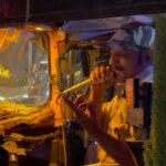 Padmini Kolhapure Instagram - Wow this was too good .. this can happen only in Mumbai 😀 ye hai Mumbai meri jaan rickshaw #karaoke 🎤