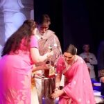 Padmini Kolhapure Instagram – Receiving an award is always special ,and Master Deenanath Mangeshkar award is even more special as he was a stalwart in theatre and Music . I dedicate this award to All those who have been instrumental in what I am today . Truly blessed 🙏 Thank you to all my fans. Thank you for all your love and blessings 🙏🙏🙏
@amitabhbachchan @arrahman @randeephooda
#deenanathmangeshkar #latamangeshkar #ushamangeshkar #hridaynathmangeshkar