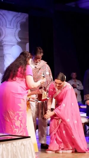 Padmini Kolhapure Instagram - Receiving an award is always special ,and Master Deenanath Mangeshkar award is even more special as he was a stalwart in theatre and Music . I dedicate this award to All those who have been instrumental in what I am today . Truly blessed 🙏 Thank you to all my fans. Thank you for all your love and blessings 🙏🙏🙏
@amitabhbachchan @arrahman @randeephooda 
#deenanathmangeshkar #latamangeshkar #ushamangeshkar #hridaynathmangeshkar