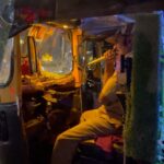 Padmini Kolhapure Instagram - Wow this was too good .. this can happen only in Mumbai 😀 ye hai Mumbai meri jaan rickshaw #karaoke 🎤