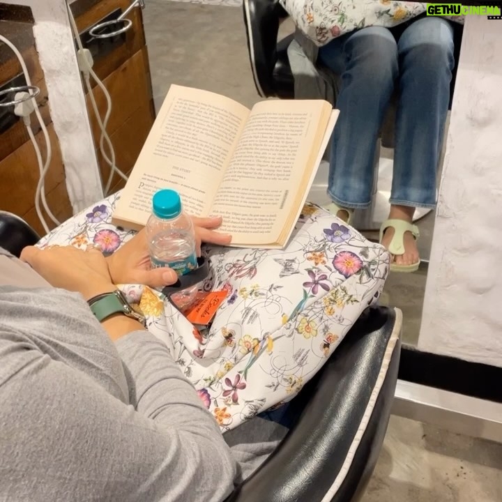 Padmini Kolhapure Instagram - Pleasantly surprised to see mother and child reading a book and not on their mobiles (in the salon ).. well done mommy keep it up ! πππ (amusing to see parents and children on their respective phones when out for dinner in restaurants) π€