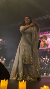 Padmini Kolhapure Instagram - Thank you for your mind blowing whistles #newjersey mazaa aaya @prriahaiderproductions #laxmikantpyarelal concert 2022 #usa #canada #sadhanasargam