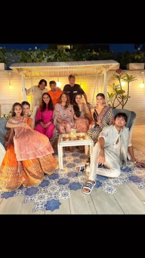Padmini Kolhapure Instagram - Pray that these Diyas light up your life with joy, Happiness and Prosperity 🪔 from all of us
@pradeepjpsharma @shaktikapoor #shivangikapoor @i_pankaj_saraswat_ @tejukolhapure @shraddhakapoor @priyaankksharma @shazamorani #vedikasaraswat 
Missed you loads @siddhanthkapoor 
#happydiwali