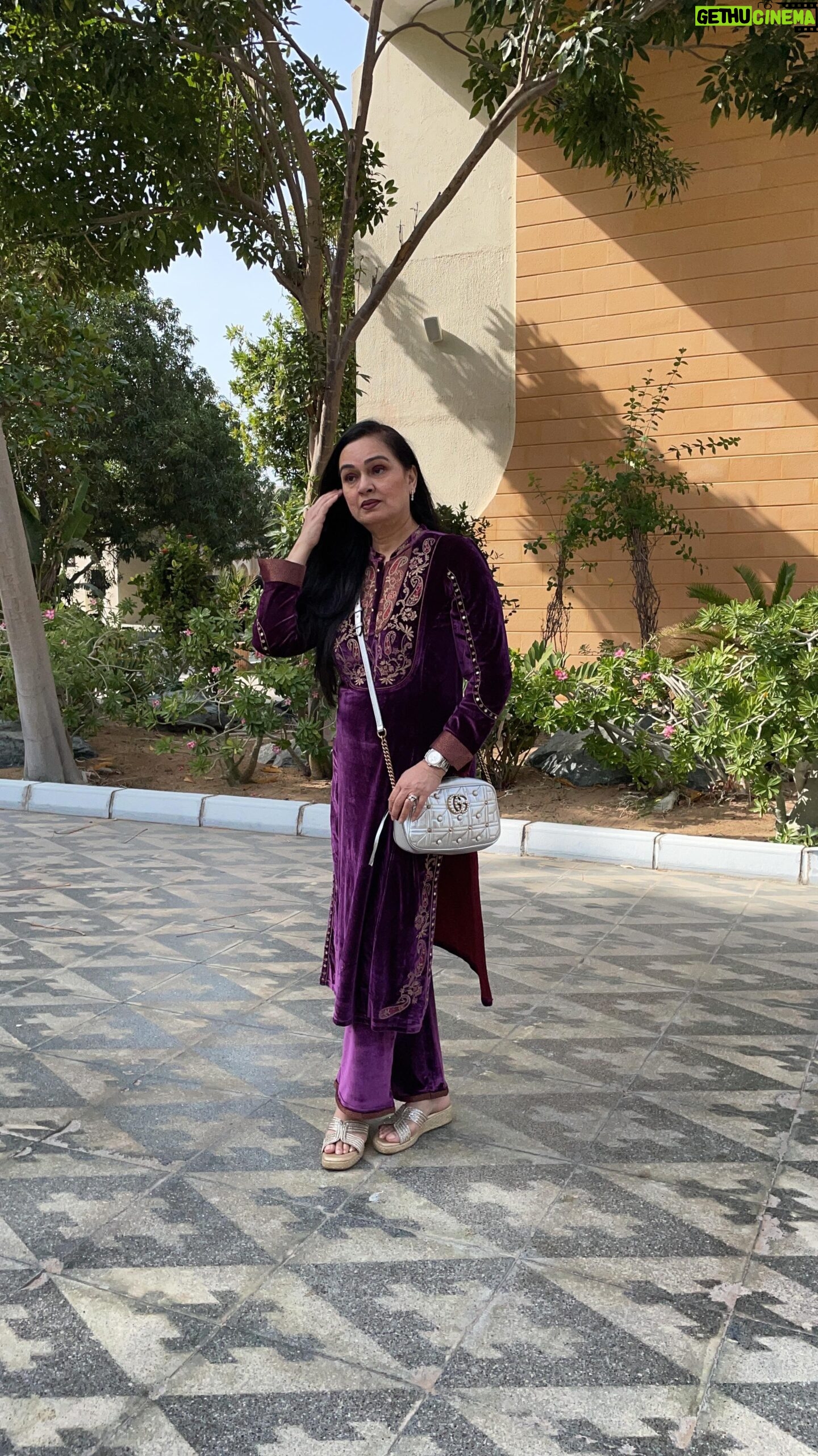 Padmini Kolhapure Instagram - #yearofthedragon #chinesenewyear Let’s have some fun 🤩 What’s your Chinese Zodiac ? What’s your Rashi ? @sita_talwalkar @sonaljain5355 #seematulshyan